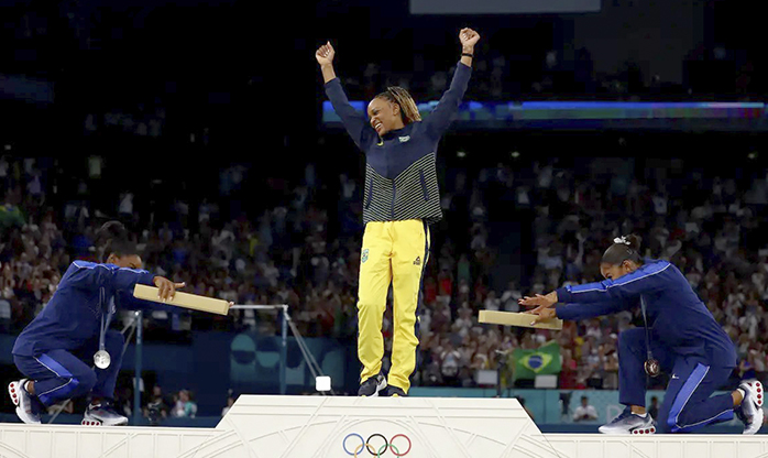 Rebeca é ouro no solo e vira maior medalhista olímpica do Brasil