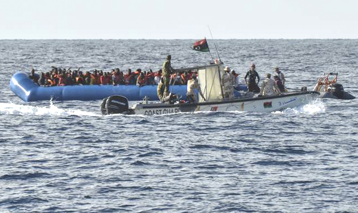 Guarda Costeira líbia resgata 272 imigrantes em frente às praias de Trípoli