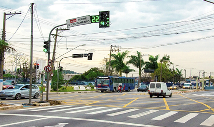 Carapicuíba instala novos semáforos e câmeras para mais segurança 