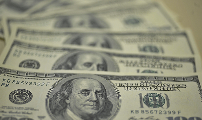 Dólar fecha no maior nível em 9 meses na véspera de julgamento no STF