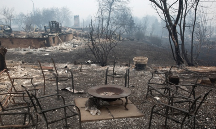 No Canadá, avanço de incêndio florestal transforma cidade em cinzas