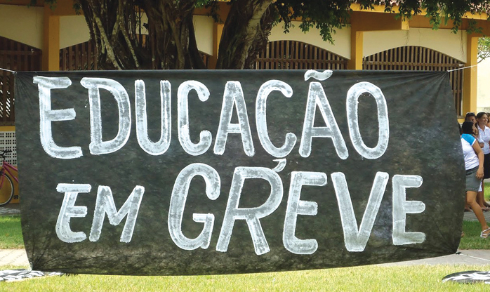 Professores de 27 universidades federais aprovam greve a partir desta quinta-feira (24)