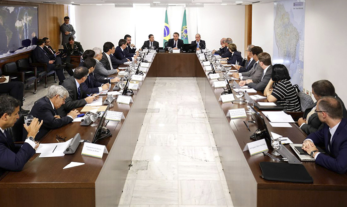 Bolsonaro confirma revogação da adesão ao Pacto Global para Migração