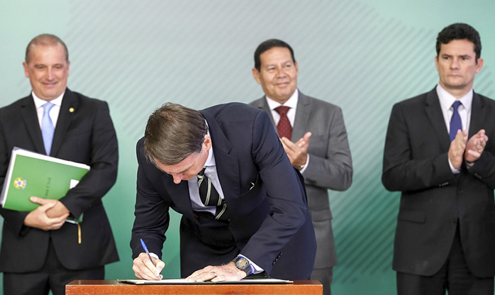 Bolsonaro assina decreto que facilita posse de armas