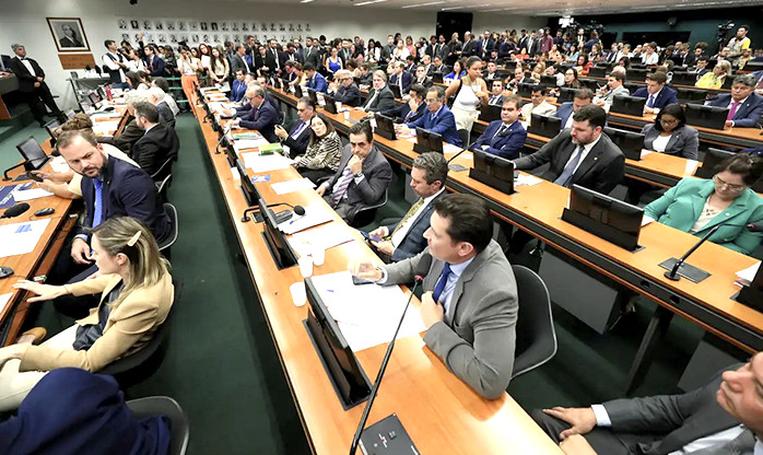 CCJ da Câmara retoma análise  do fim da escala 6x1 nesta quarta