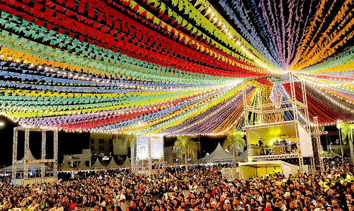 Arraiá Barueri 2026 começa no Dia dos Namorados com grandes shows e clima de romance