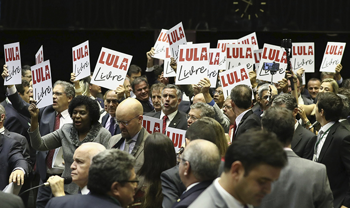 Deputados fazem ato em defesa de Lula no plenário da Câmara