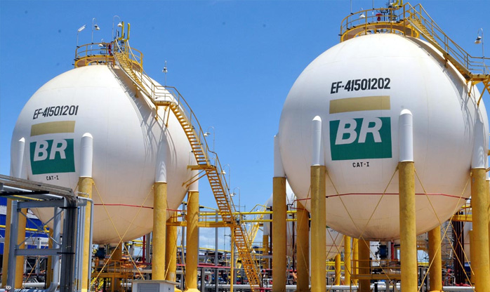 Petróleo em queda agrava crise da Petrobras, que enfrenta descrédito do mercado financeiro