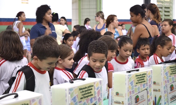 Prefeitura de Carapicuíba entrega Kits de materiais para alunos da Rede Municipal