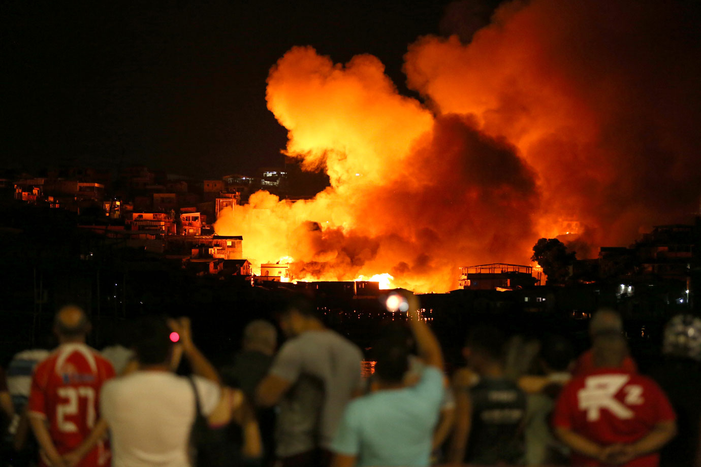 Manaus monta esquema de atendimento a famílias vítimas de incêndio