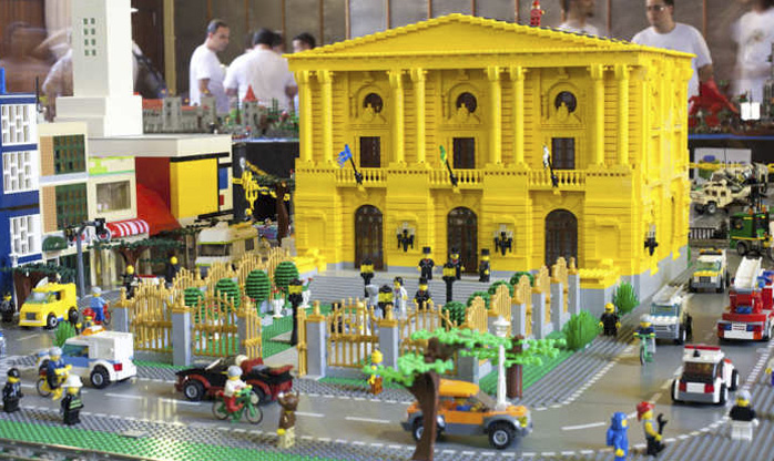 Exposição tem esculturas de Lego feitas por fãs