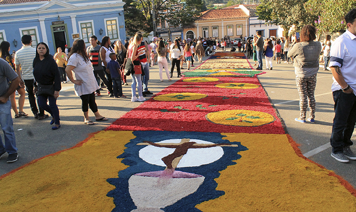 Tapetes coloridos embelezam a celebração de Corpus Christi