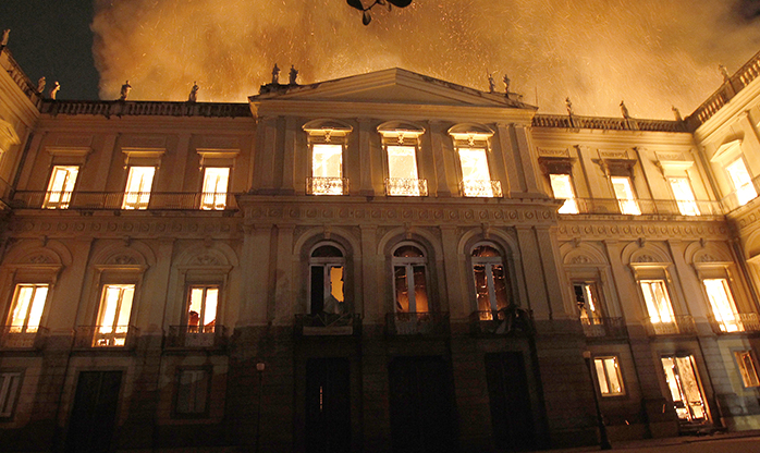 Museu Nacional é destruído por incêndio na Quinta da Boa Vista no Rio de Janeiro