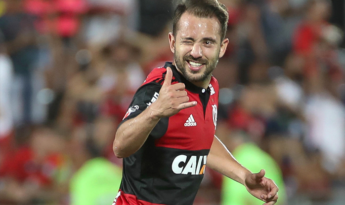 Após barração, Everton Ribeiro acirra briga no meio-campo do Flamengo
