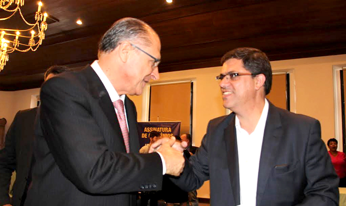 Prefeito Marcos Neves e Governador Geraldo Alckmin assinam convênio de R$ 250 mil para novas ambulâncias