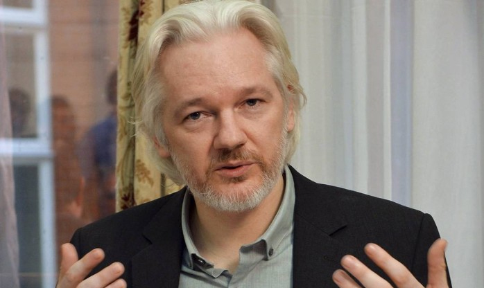 Equador admite ter cortado acesso de Assange à internet
