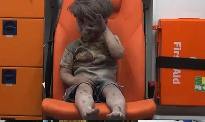 Menino de 5 anos é resgatado sob escombros de prédio após bombardeio na Síria