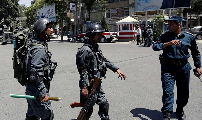 Homens armados atacam rede de televisão em Cabul e duas pessoas são mortas