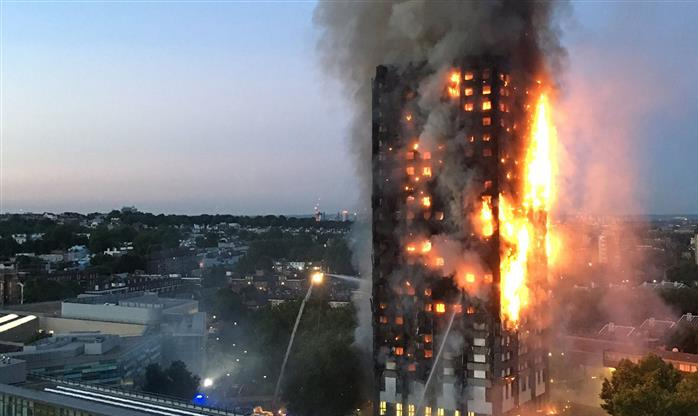 Prédio de 24 andares pega fogo em Londres