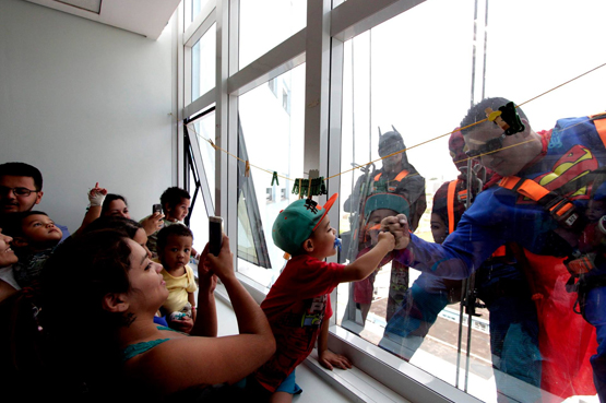 Funcionários se vestem de super-heróis para limpar janelas no Hospital Municipal de Barueri