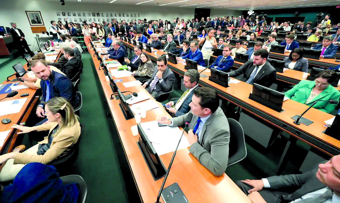 CCJ da Câmara retoma análise  do fim da escala 6x1 nesta quarta