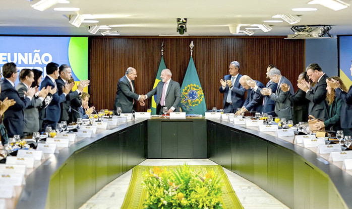 Governo passa por reforma ministerial às vésperas do prazo eleitoral