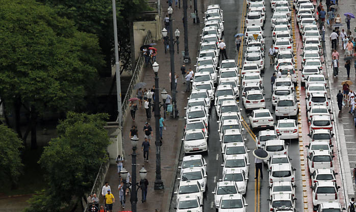 Contra regulamentação do Uber, taxistas bloqueiam acesso a Congonhas