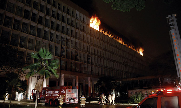 Após incêndio, UFRJ dará apoio financeiro emergencial a estudantes atingidos