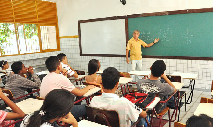 Dia do Professor: Novo Ensino Médio e Escola sem Partido são temas de debates