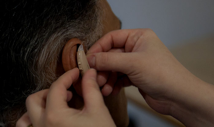 SDPD de Barueri entrega novos aparelhos auditivos para moradores