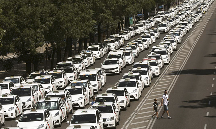 Greve de trabalhadores de transporte público paralisa cidades na Espanha