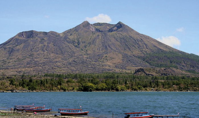 Vulcão Agung entra em “fase crítica”; 75 mil pessoas são evacuados de região de Bali