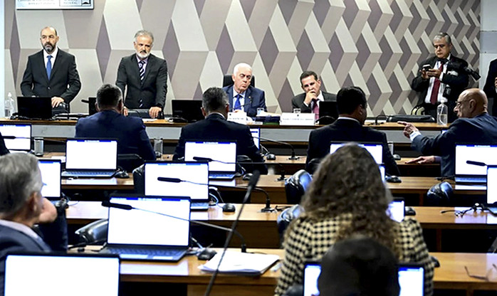 Comissão do Senado aprova fim da jornada de trabalho 6x1