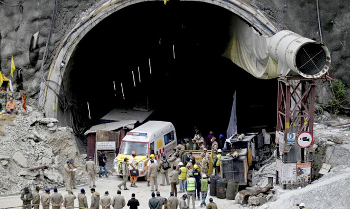 Autoridades da Índia resgatam trabalhadores presos em túnel