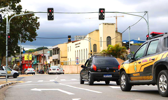 Barueri instala semáforos em rotatória para reduzir riscos de acidentes de trânsito