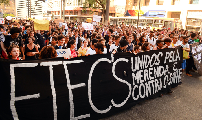 Alunos de escolas técnicas estaduais protestam contra desvios de merenda em São Paulo