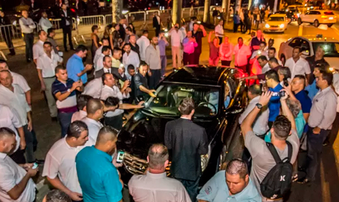 Contra Uber, taxistas fazem tumulto em frente à festa de revista em SP