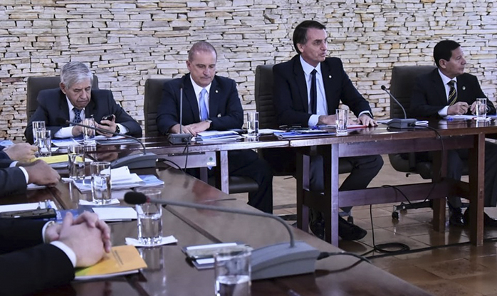 Bolsonaro faz reunião com ministros  para discutir metas do futuro governo