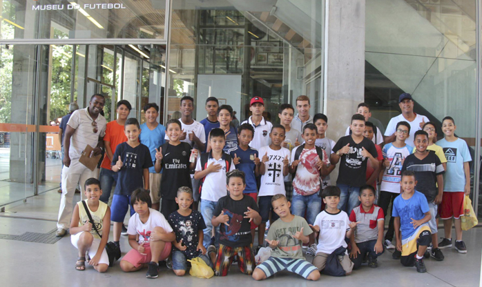 Em Carapicuíba, alunos das escolinhas de esportes visitam Museu do Futebol
