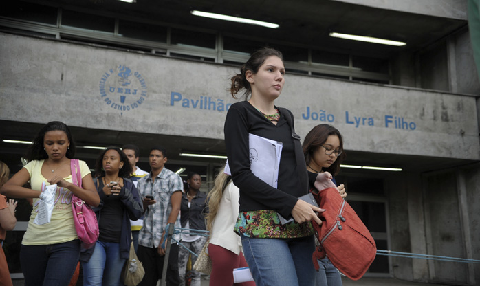 Na saída do Enem, estudantes elogiam tema da redação e reclamam do cansaço
