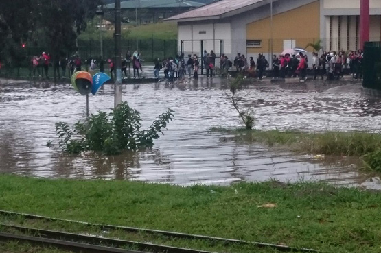 FATEC/ETEC de Carapicuíba alaga e deixa alunos sem aula nesta quarta-feira