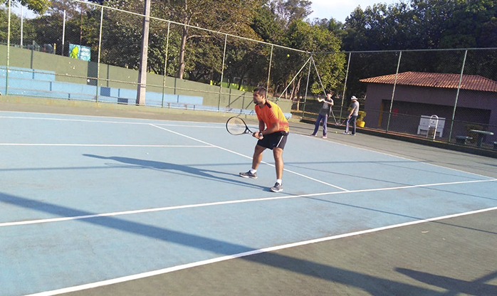 Barueri tem várias quadras para aprendizado e prática de tênis
