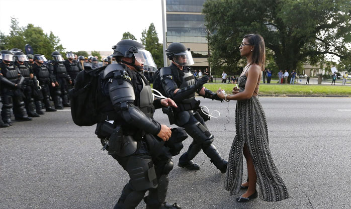 A história da foto da mulher parada em frente a tropa de elite que virou símbolo de tensão racial nos EUA