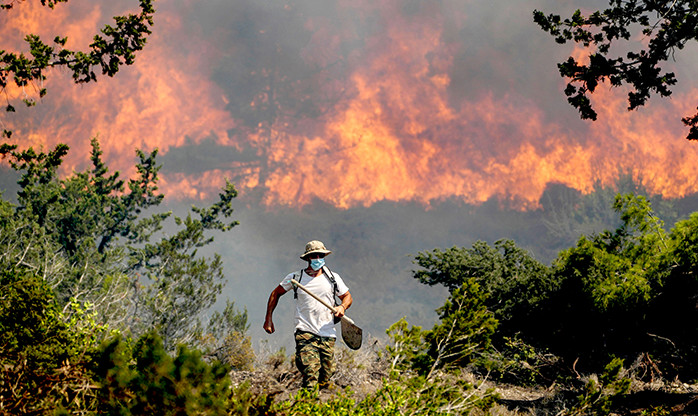 Após destruir ilhas, incêndios florestais se espalham pela Grécia continental