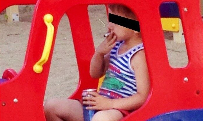 Menino de cinco anos é flagrado bebendo e fumando em parque