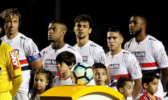 Análise: São Paulo “sofre melhor” e expõe fragilidade do elenco em vitória para a cabeça