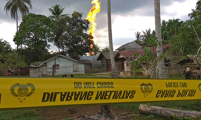 Incêndio em poço de petróleo deixa 11 mortos  e 40 feridos na Indonésia