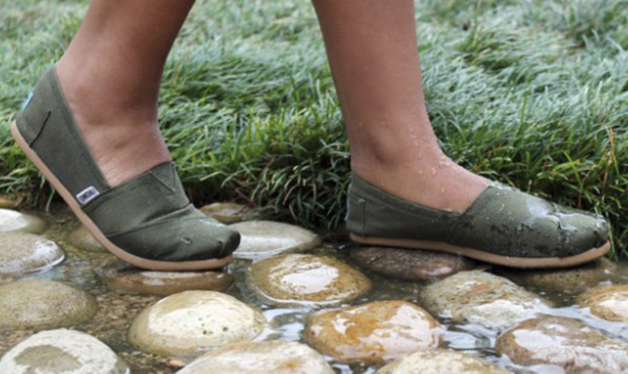 Truque genial deixa sapatos de tecido à prova d’água e os protege da chuva